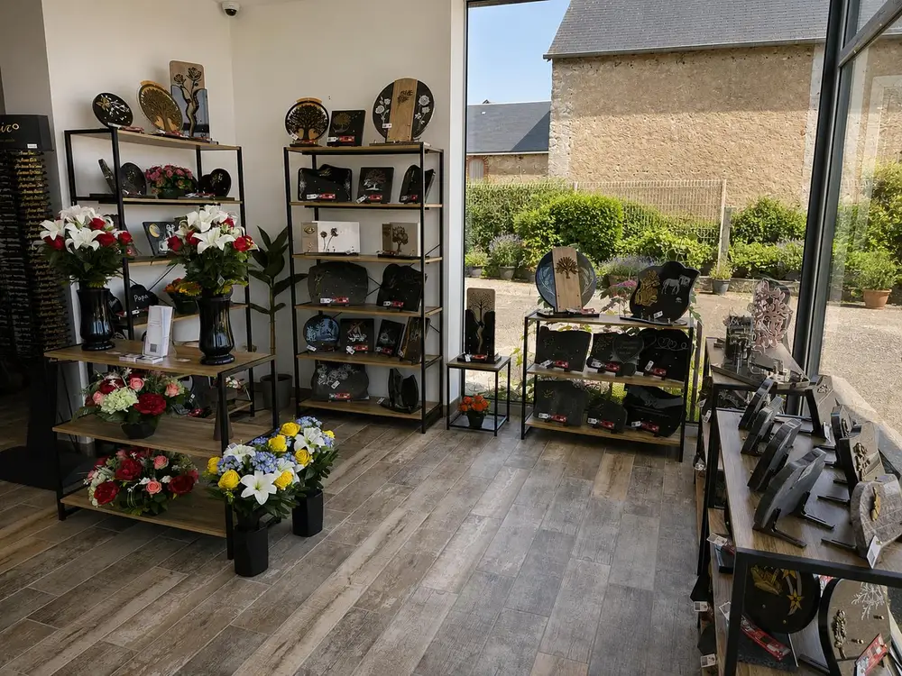 Espace d'accueil et de présentation des Pompes Funèbres Jenna : compositions florales, plaques et articles funéraires